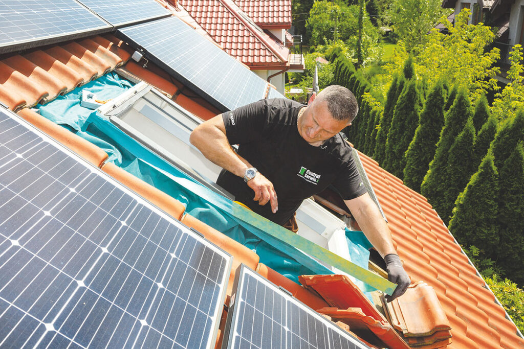 Dopasowane ściśle do rozmiarów okna kołnierze izolacyjne wraz z wełną pomagają zredukować straty ciepła zimą i przyczyniają się do poprawy komfortu przy niższych rachunkach za ogrzewanie