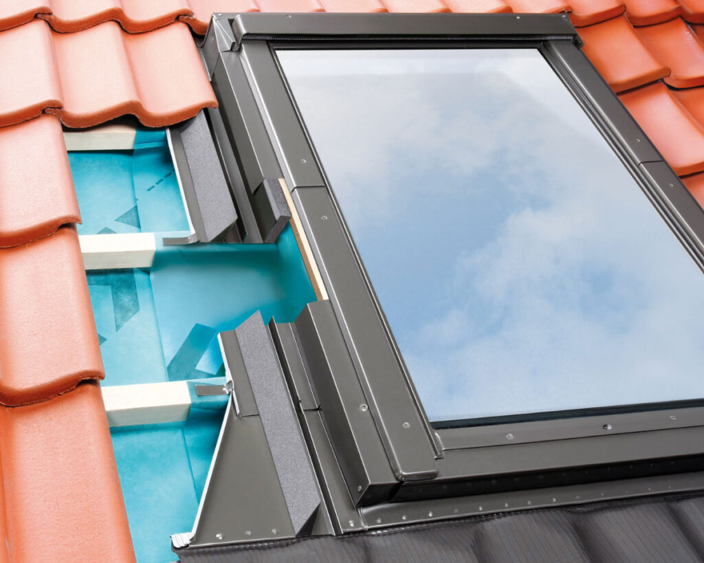 Kołnierz Thermo posiada przyklejony od wewnątrz elastyczny materiał dociepleniowy, który szczelnie przylega od ościeżnicy okna dzięki czemu po zamontowaniu tworzy termoizolacyjną ramę.