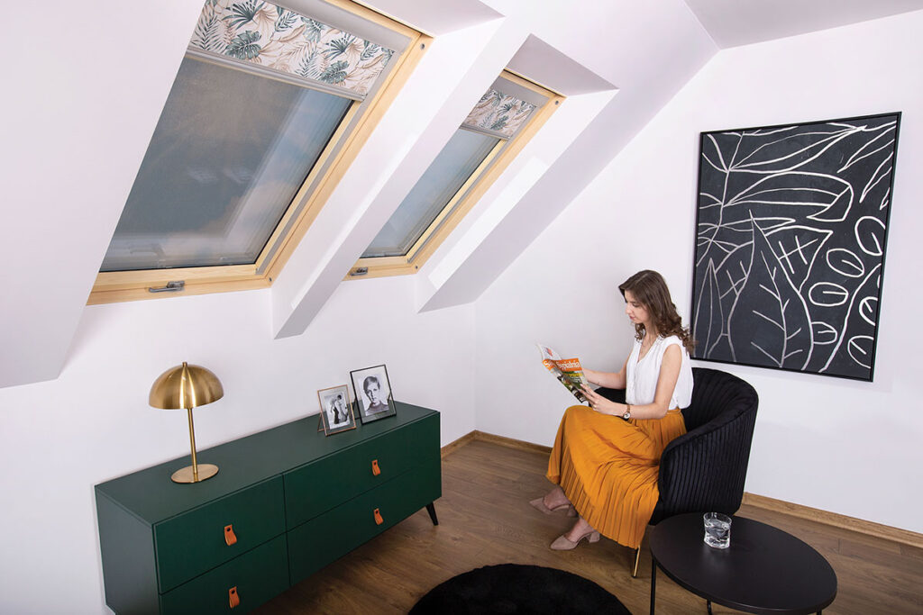 Markiza zewnętrzna oraz dodatek wewnętrzny zamontowane na jednym oknie dachowym FAKRO tworzą zestaw akcesoriów zapewniający najwyższy komfort mieszkania na poddaszu