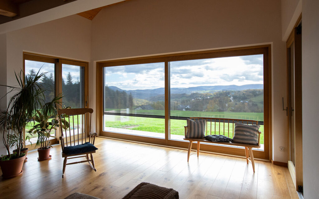 Fot. 3. W porównaniu do rolety zewnętrznej, która rozwinięta nie wpuszcza do wnętrza światła, markiza zapewnia nam napływ dziennego światła i widok na zewnątrz.