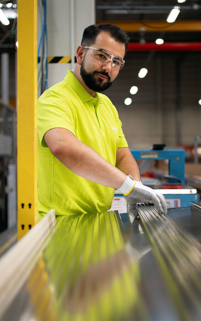 Przejście na energię elektryczną pochodzącą z odnawialnych źródeł umożliwiło osiągnięcie znaczących postępów w deklaracjach EPD dla produkcji ciepłych ramek dystansowych Swisspacer.