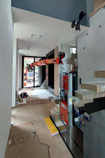 Mini żuraw Jekko SPX532 z zasięgiem 17,3 m + chwytak próżniowy do szkła VIAVAC GBL z możliwością obrotu o 360º