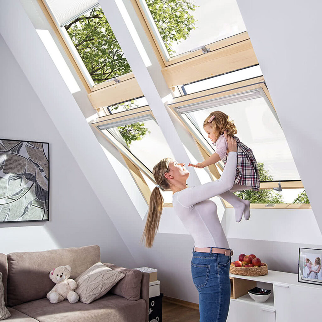 Zdjęcie 2. Zaprojektowany od nowa automatyczny nawiewnik umożliwia napływ optymalnej ilości świeżego i zdrowego powietrza, a zarazem nie wychładza wnętrza. Fot. Fakro